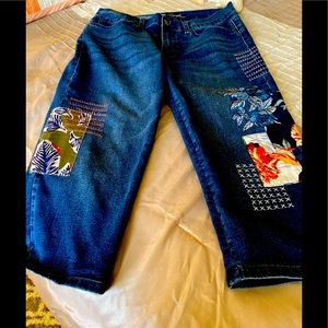 DG2 Diane Gilman cropped jeans w flowers, 10P
